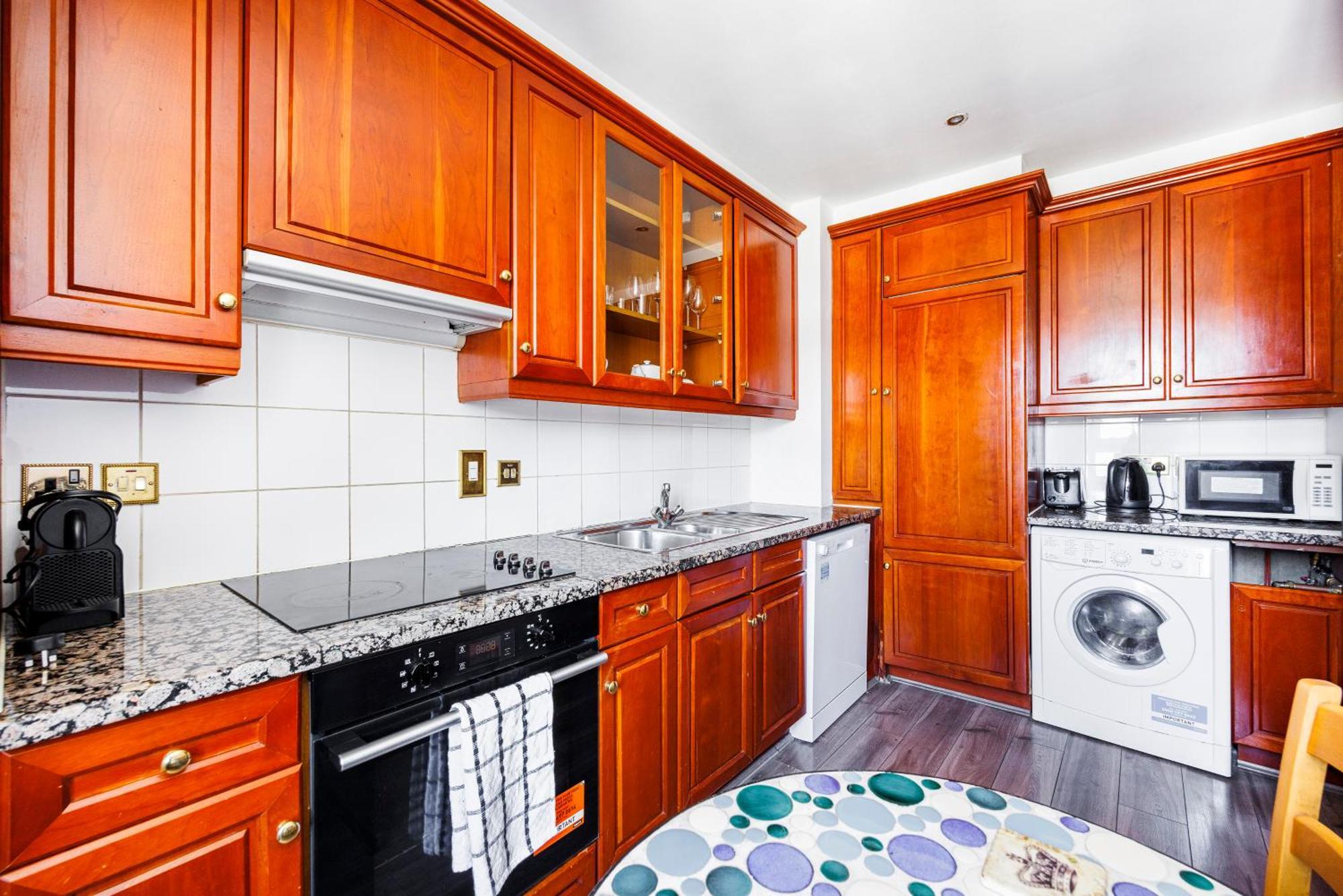 Carlton Court - Mayfair Apartahotel 5*